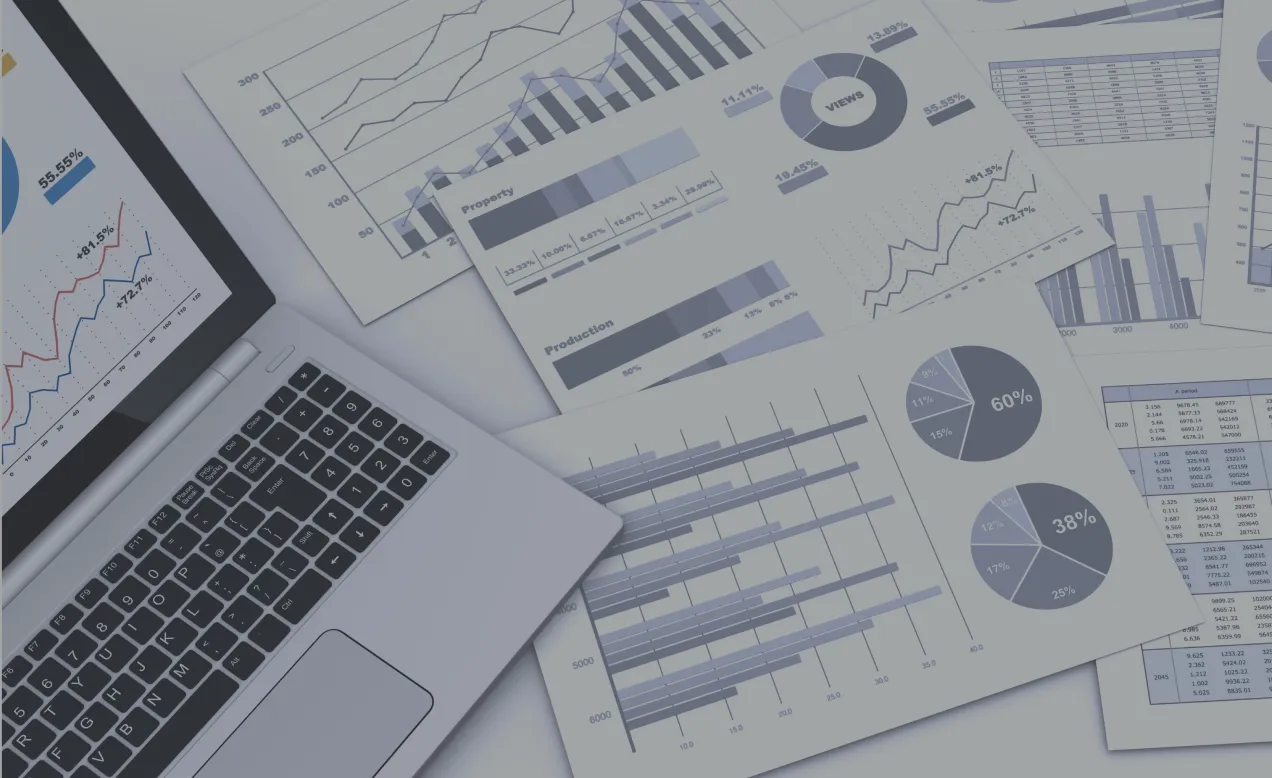 ノートパソコンと広げられた資料