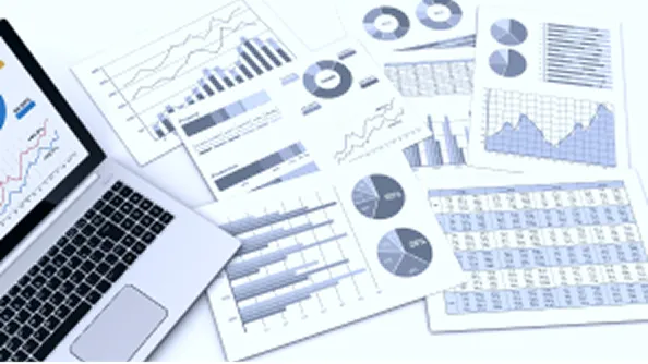 ノートパソコンと広げられた資料