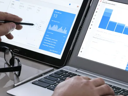 ノートPC画面に表示されたデータを読み取っている様子