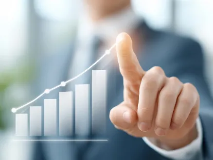 折れ線グラフと棒グラフを手でなぞっている職員